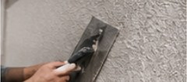 Application d'un enduit à la taloche