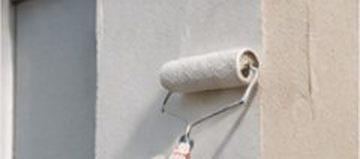 Peinture au rouleau sur un mur